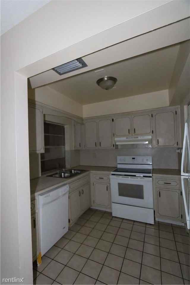 7021 Nw 15th St - Photo 3 of 10