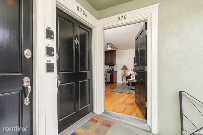 970 Oak St - Photo 4 of 12