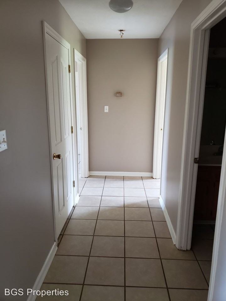 300 - 305 Washington Cv - Photo 3 of 8