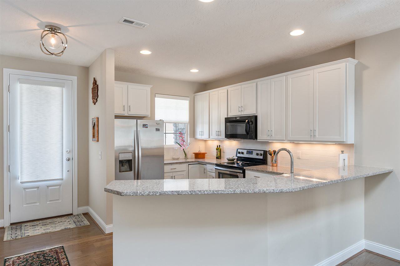 220 Mulberry Ct - Photo 3 of 32