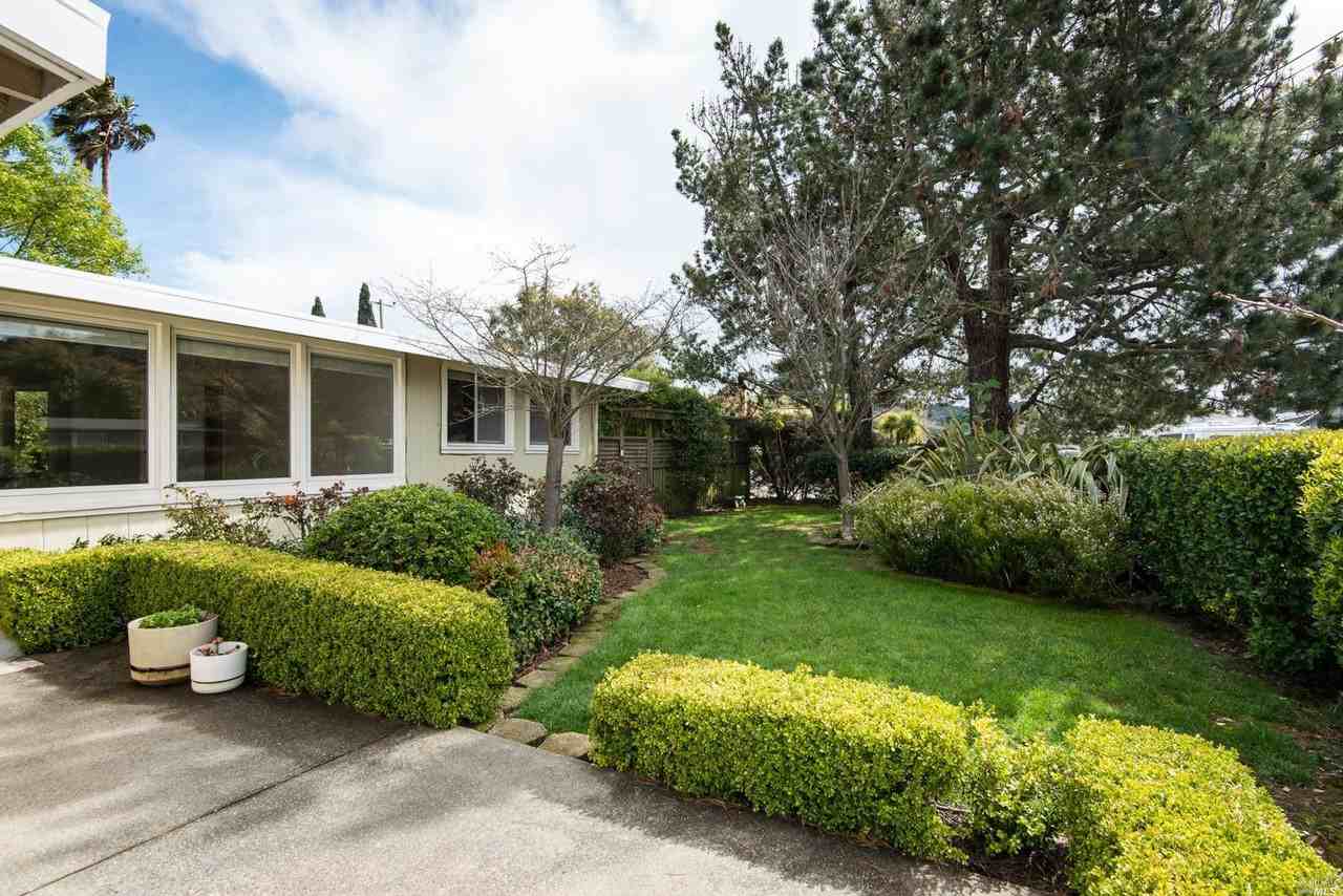 101 Harbor Dr - Photo 2 of 15