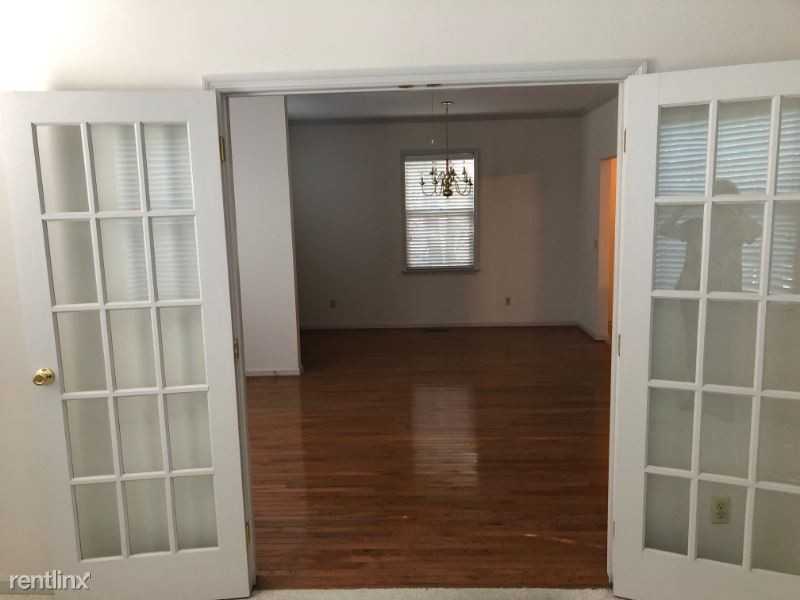 918 Hillview Heights - Photo 3 of 6