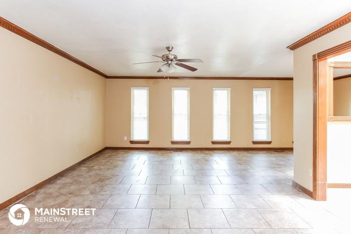 8312 NW 112th St - Photo 3 of 16