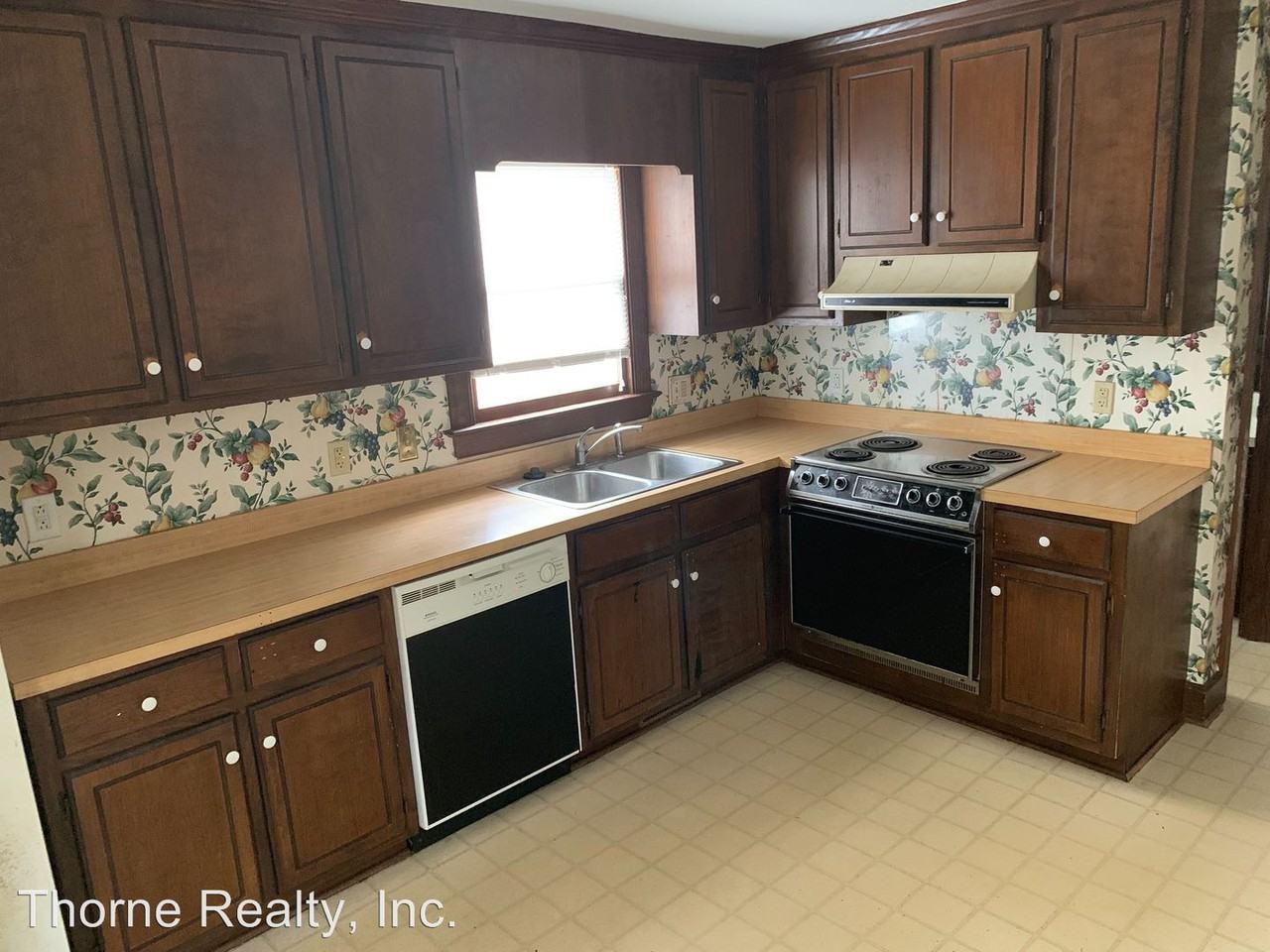 1712 Pkwy St W - Photo 2 of 10
