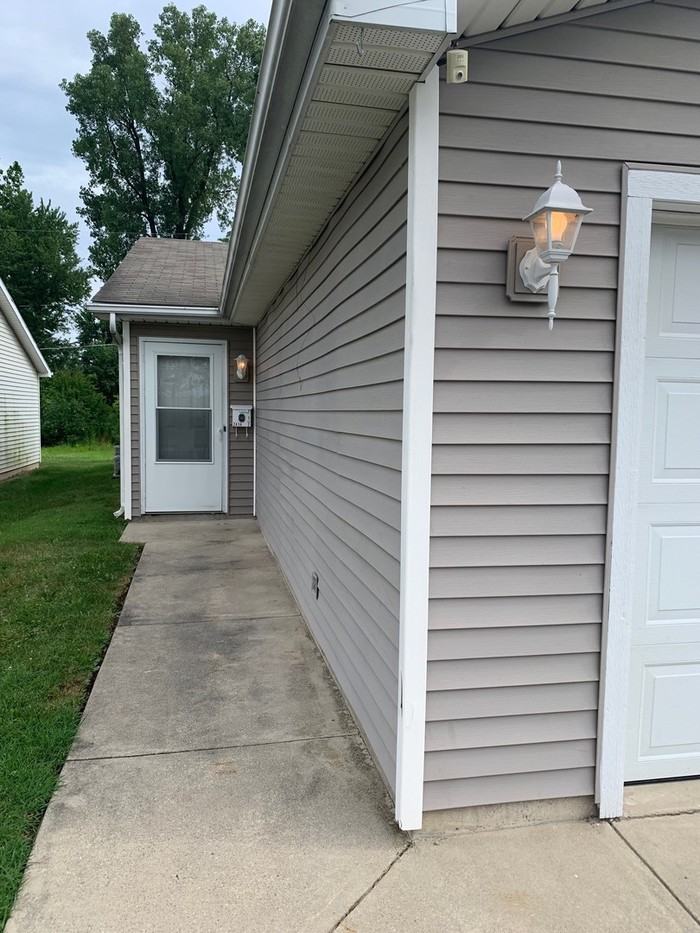 2414 Alma St - Photo 2 of 9