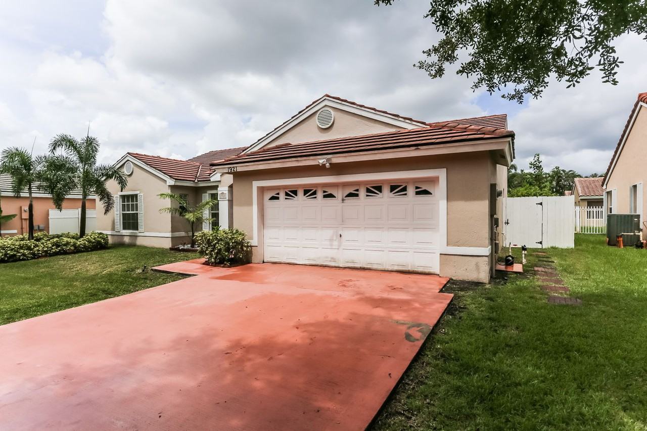 1921 Sw 135th Way - Photo 2 of 20