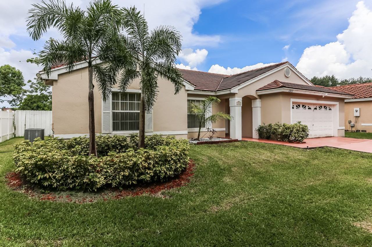 1921 Sw 135th Way - Photo 3 of 20