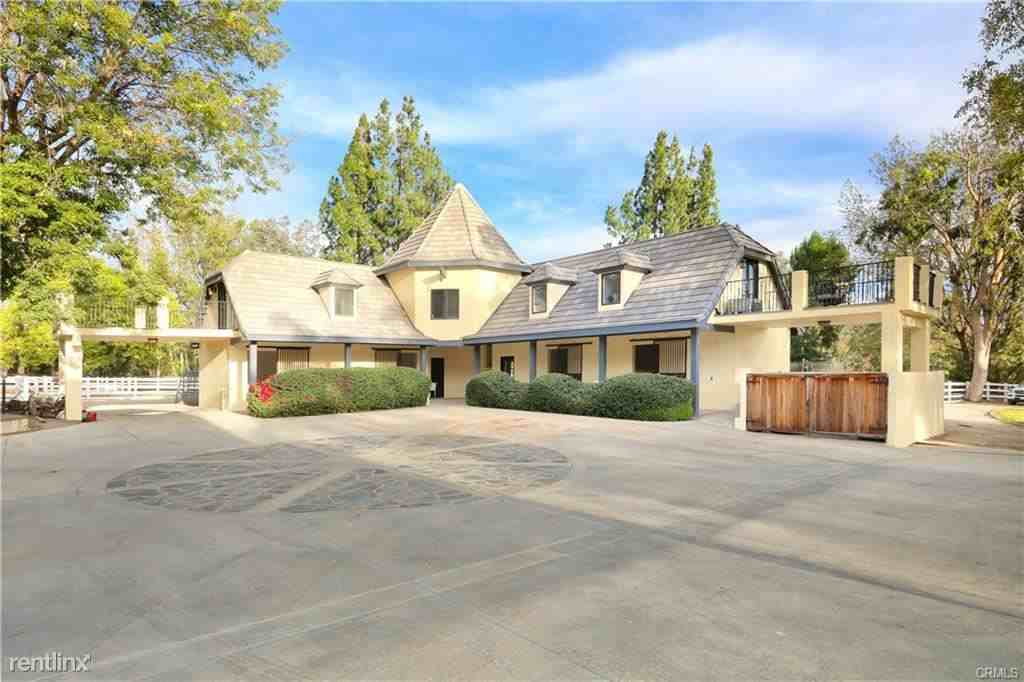 23102 Maravilla Ln - Photo 2 of 12