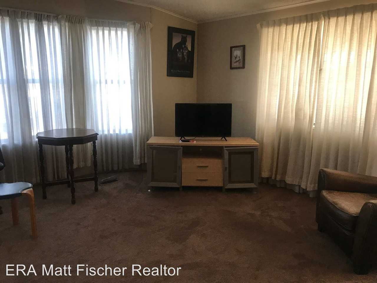 946 Riverview Dr - Photo 2 of 6