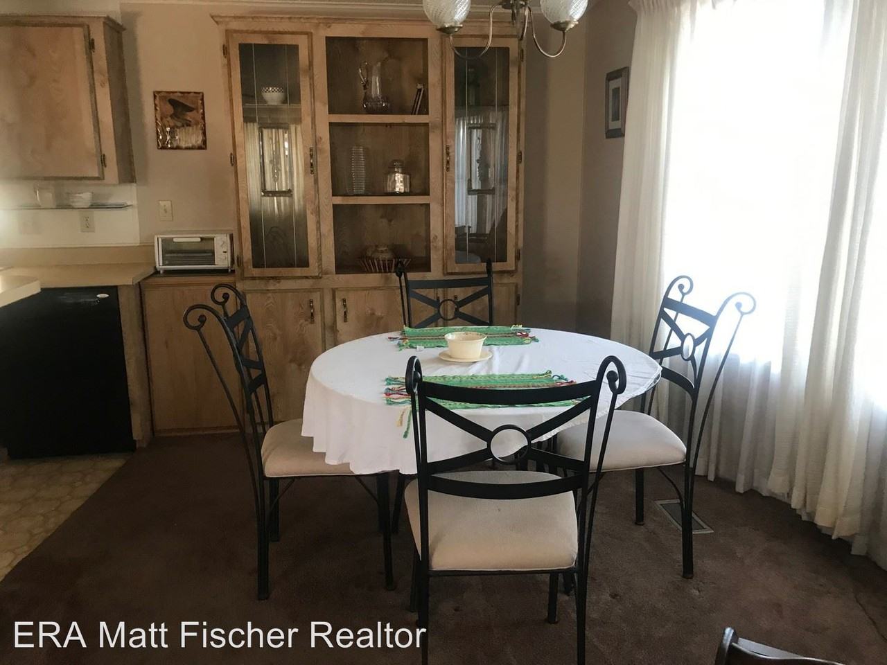 946 Riverview Dr - Photo 3 of 6