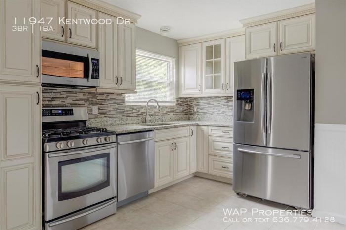 11947 Kentwood Dr - Photo 3 of 12