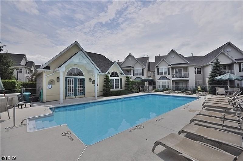 214 Cambridge Ct - Photo 3 of 13