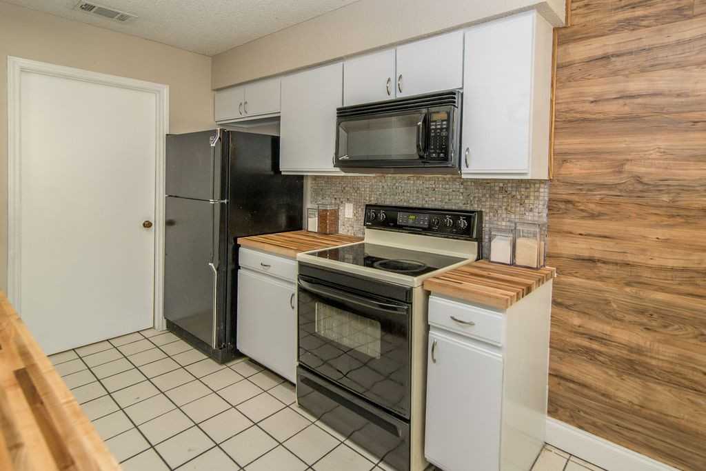 1600 Meadows Dr - Photo 2 of 12