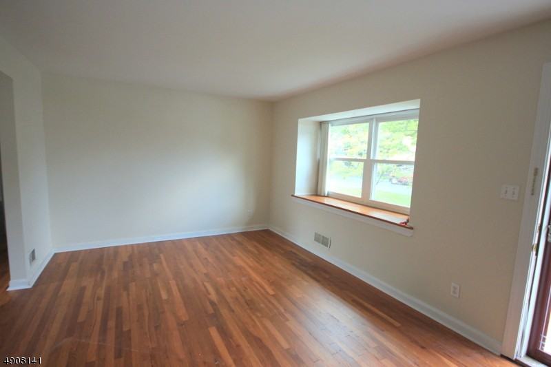 27 Anderson Pkwy - Photo 2 of 23