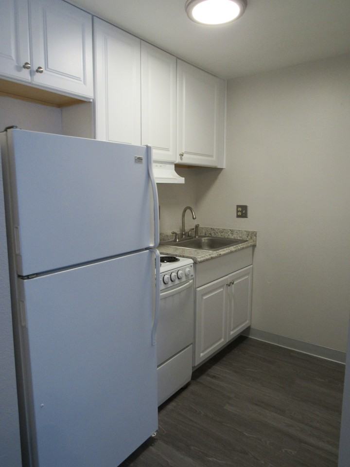 543 W 6Th St - Photo 4 of 16