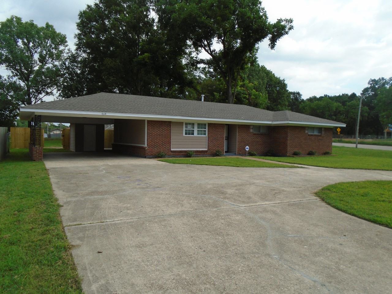 868 Whitehaven Ln - Photo 3 of 21