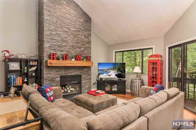 276 Redwood Court - Photo 2 of 16