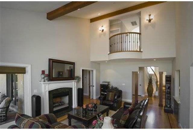 3039 Hillside Dr - Photo 3 of 15