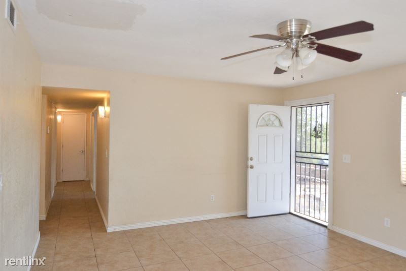 15934 N Anchor Ave - Photo 2 of 7