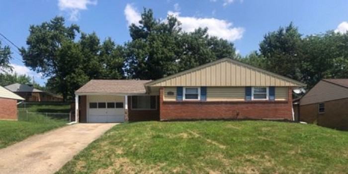 1050 Pilgrim Pl - Photo 2 of 10
