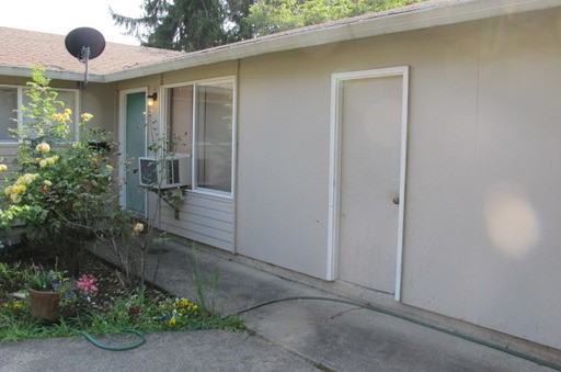 2490 SE 9th Ct - Photo 3 of 4