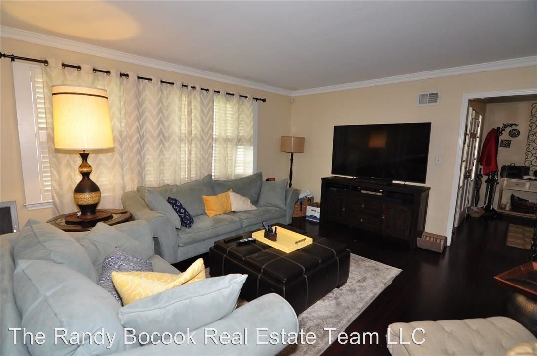 418 E 54th Street - Photo 3 of 16