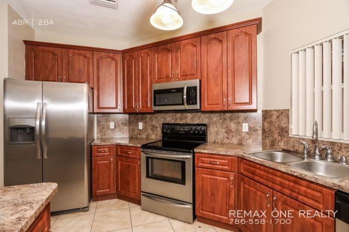 121 Nw 207th Ave - Photo 2 of 9