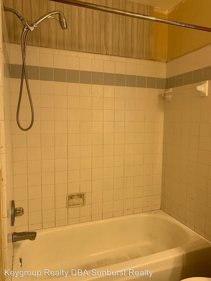 2406 Coach Dr - Photo 3 of 10