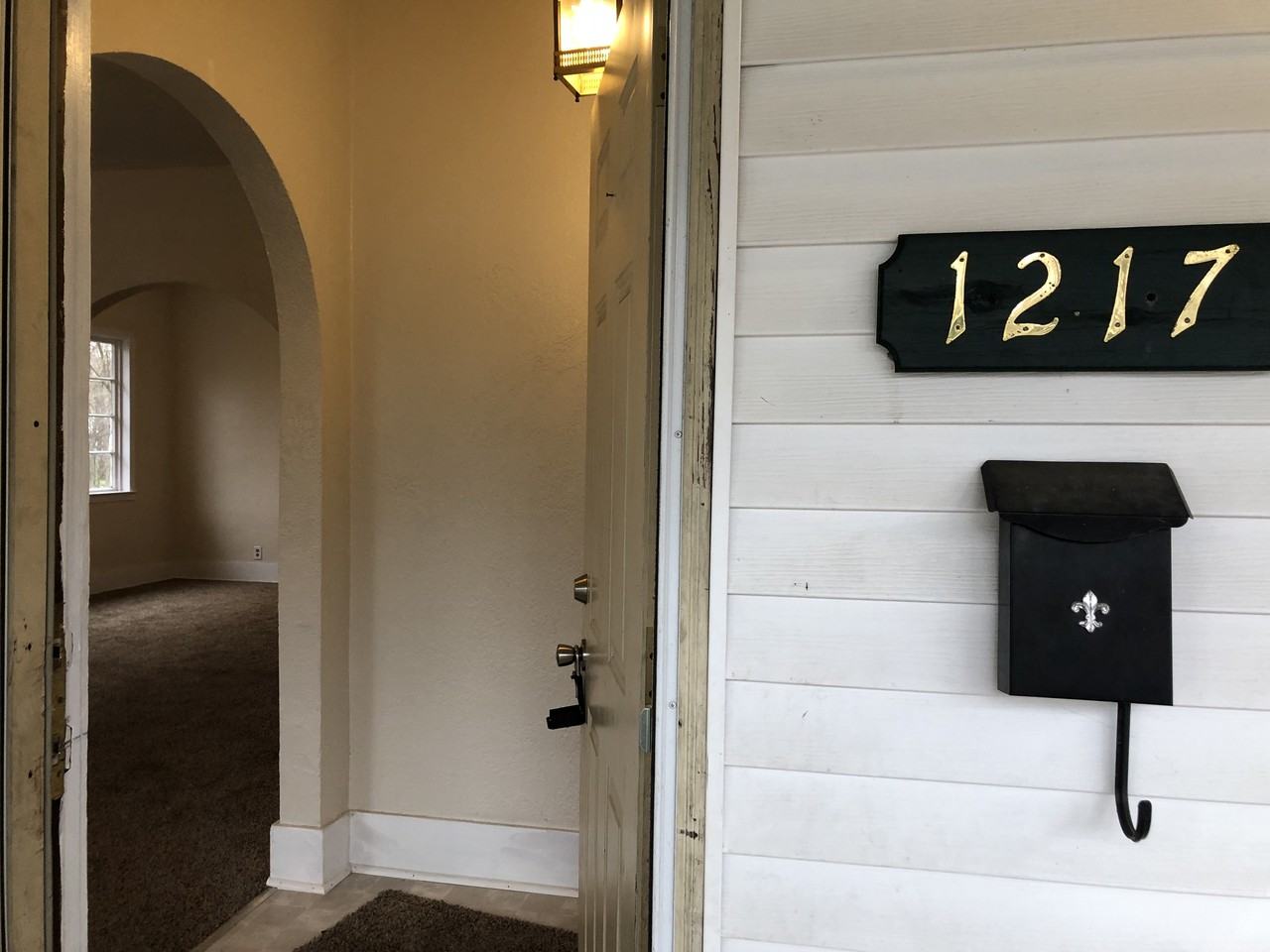 1217 Poplar St - Photo 2 of 14