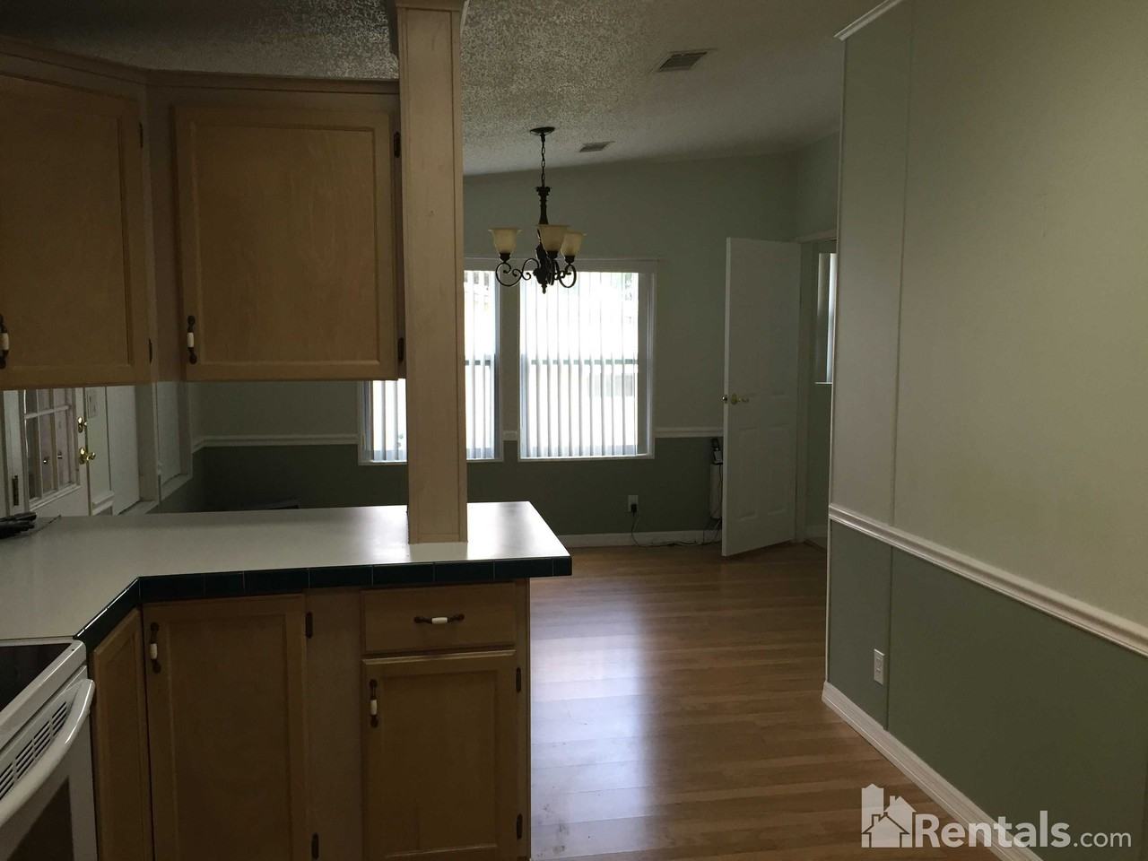 3120 Moss Hill St - Photo 3 of 10