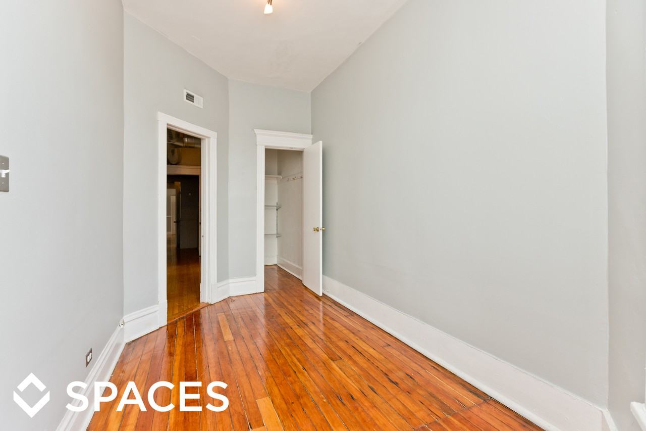 2852 N Clark St - Photo 2 of 10