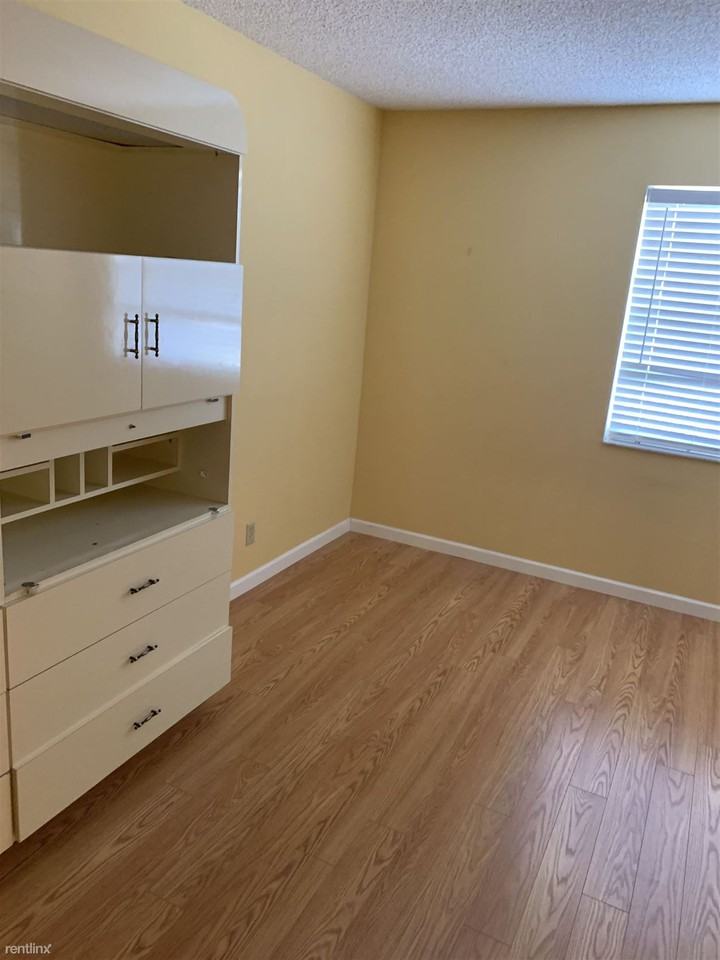 925 Ne 26th Ave - Photo 2 of 9
