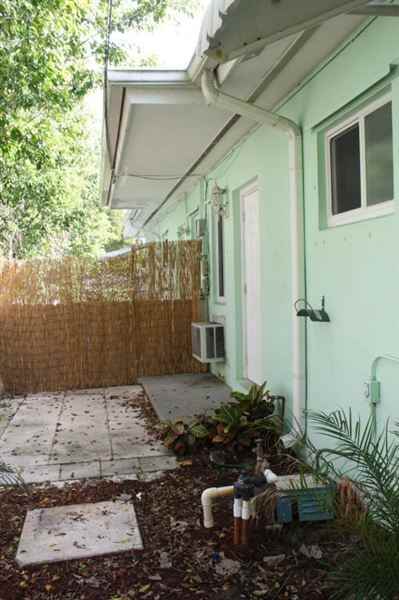 237 NE 12th St - Photo 2 of 5