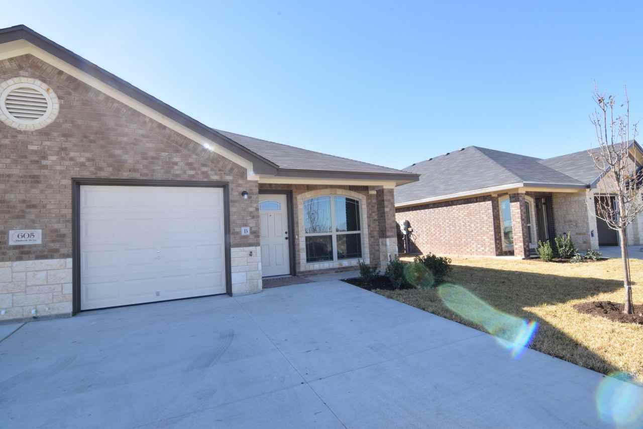 605 Sladecek Dr - Photo 2 of 15