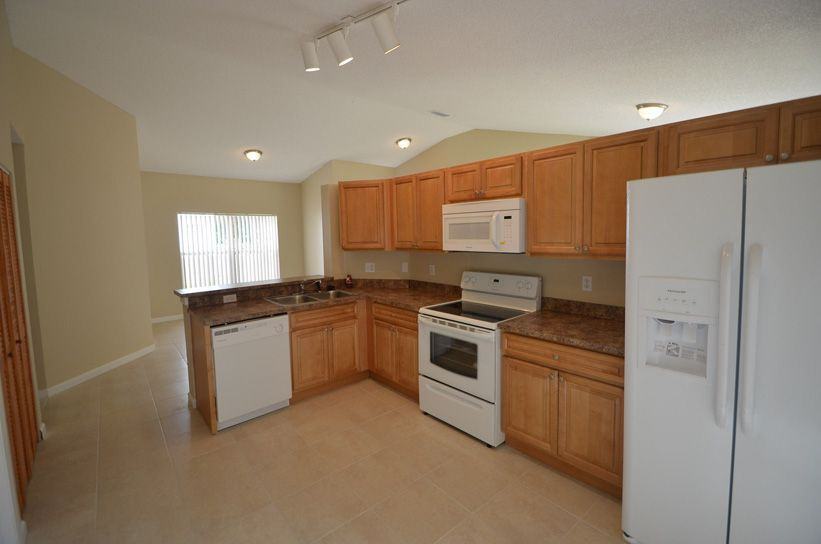 20710 Nw 1st St - Photo 2 of 10