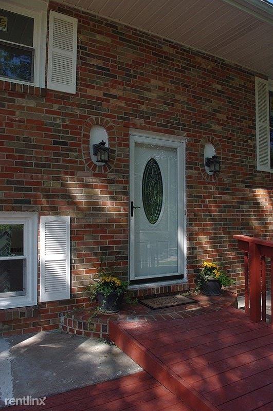 911 Yale - Photo 3 of 24