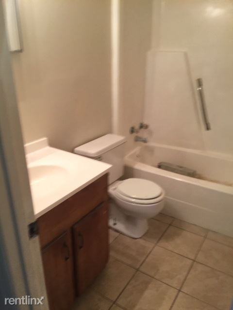 500 S Monmouth Ave 4 - Photo 2 of 8