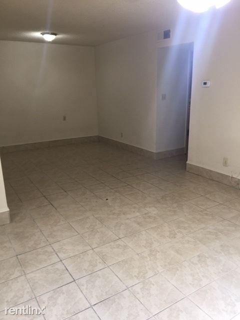 500 S Monmouth Ave 4 - Photo 3 of 8
