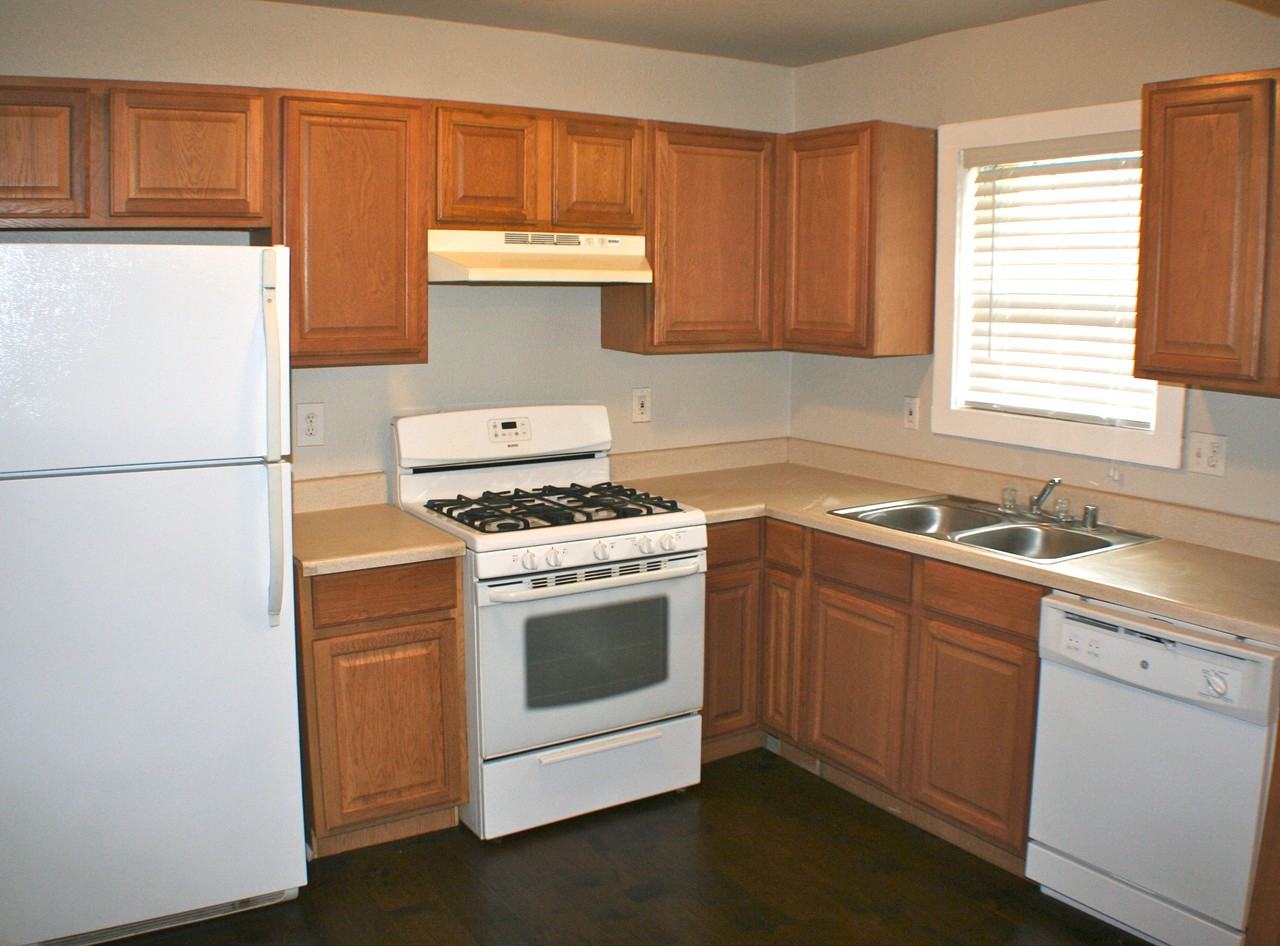 3239 Spring Ave - Photo 3 of 8