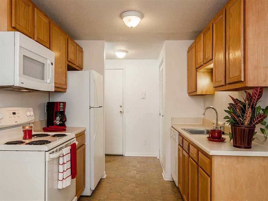 Kings Court Manor Apartment Homes - Photo 5 of 18