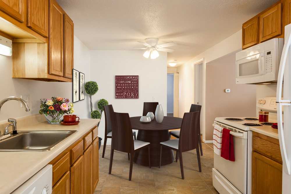 Kings Court Manor Apartment Homes - Photo 6 of 18