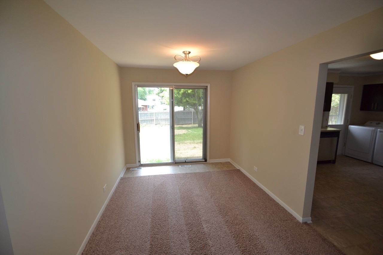 1198 Westview Dr - Photo 3 of 7