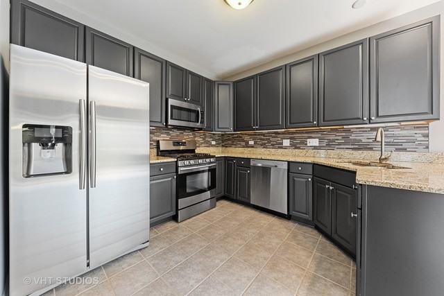 9437 Fountain Point - Photo 3 of 10