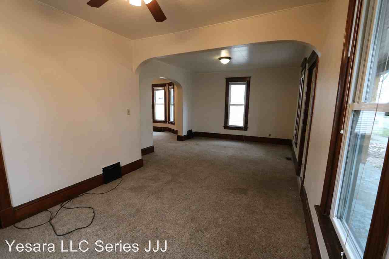 1008 S 12th St - Photo 3 of 21