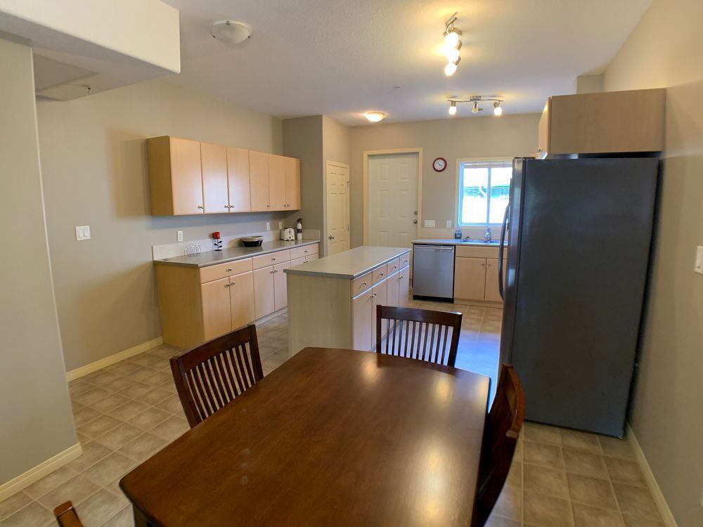 200 7109-200 Lougheed Dr - Photo 3 of 20