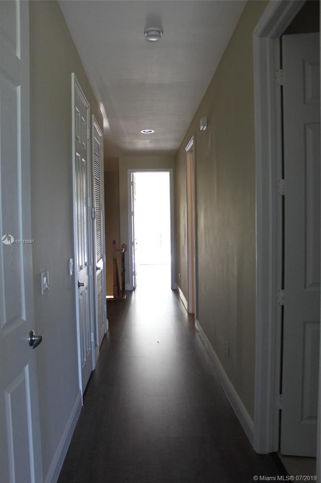 1223 Northeast 11th Avenue #1L - Photo 3 of 10