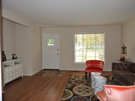 25165 Sandhurst Rd - Photo 3 of 13