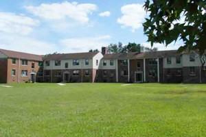 Park Town & Chestnut Court Apartments - Photo 2 of 18