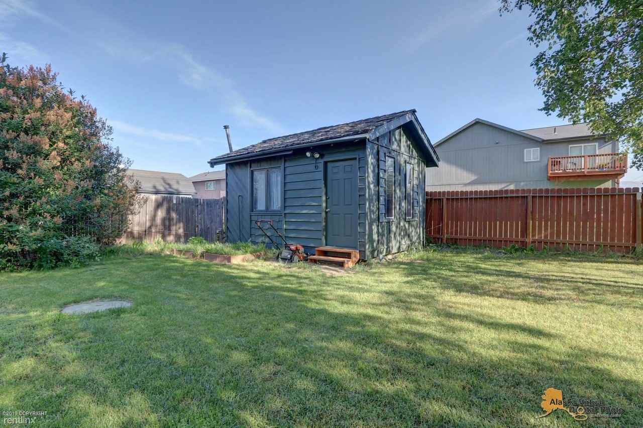 1005 Woodstock Dr - Photo 3 of 13