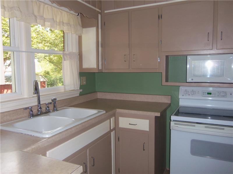 1104 Hixon Ave - Photo 3 of 16